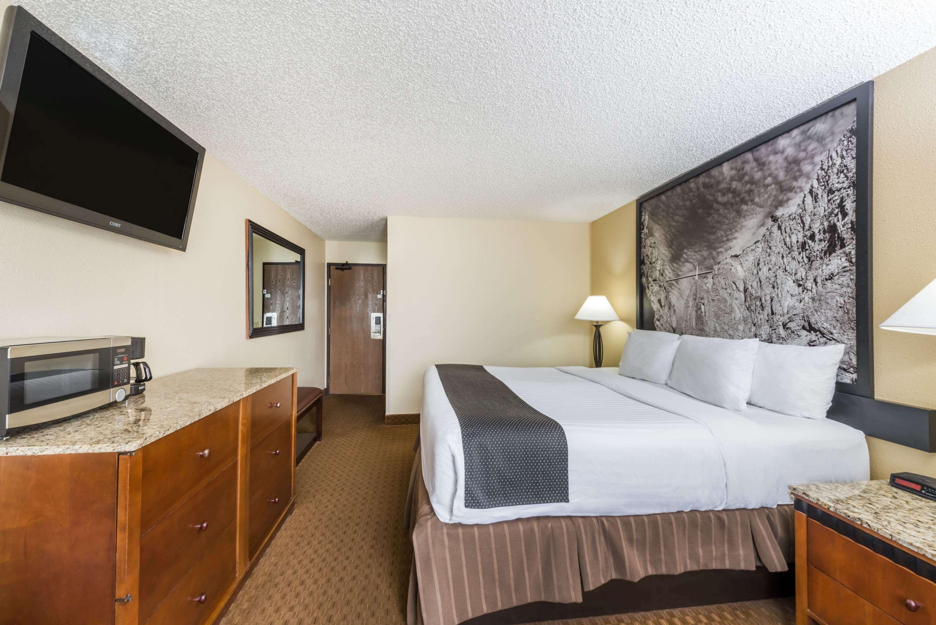 Super 8 by Wyndham Canon City 11/23