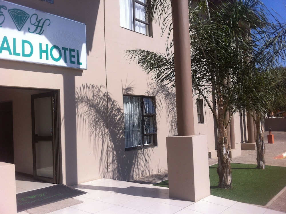 Emerald Hotel 2/32