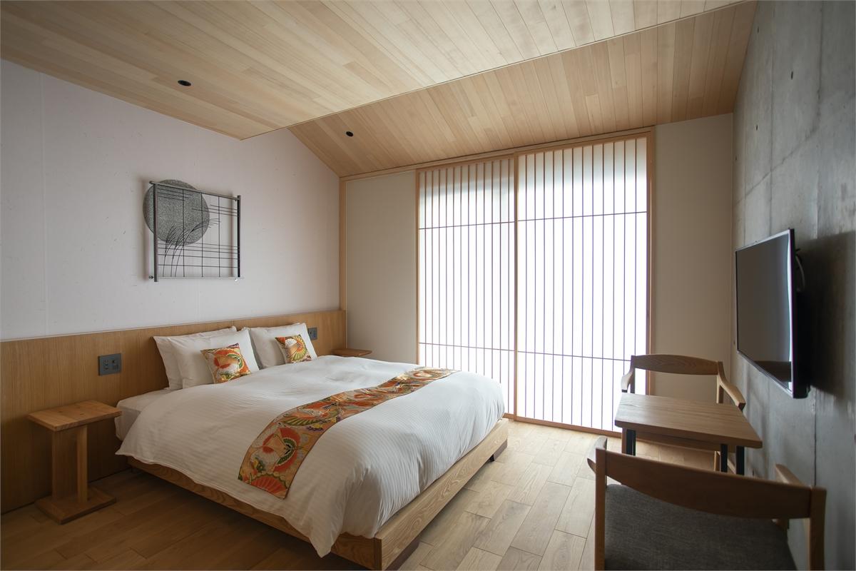 Standard, Queen Bed