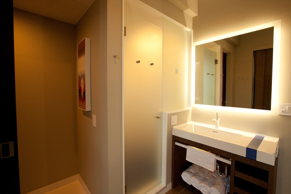 Room, King Bed, City or Courtyard View، NobleDen Hotel 4/4