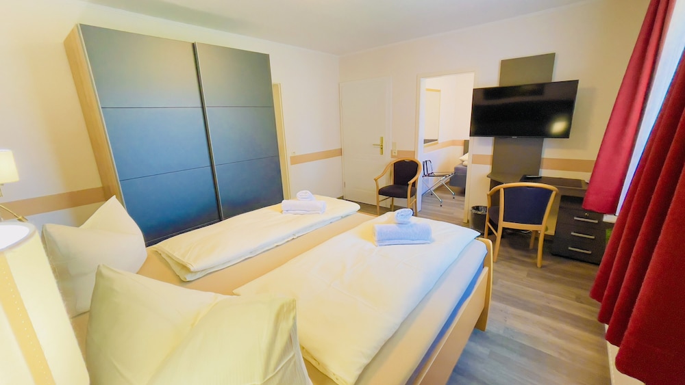 غرفة ثلاثية بسرير مزدوج وسرير فردي، Hotel Schnehagen 3/8