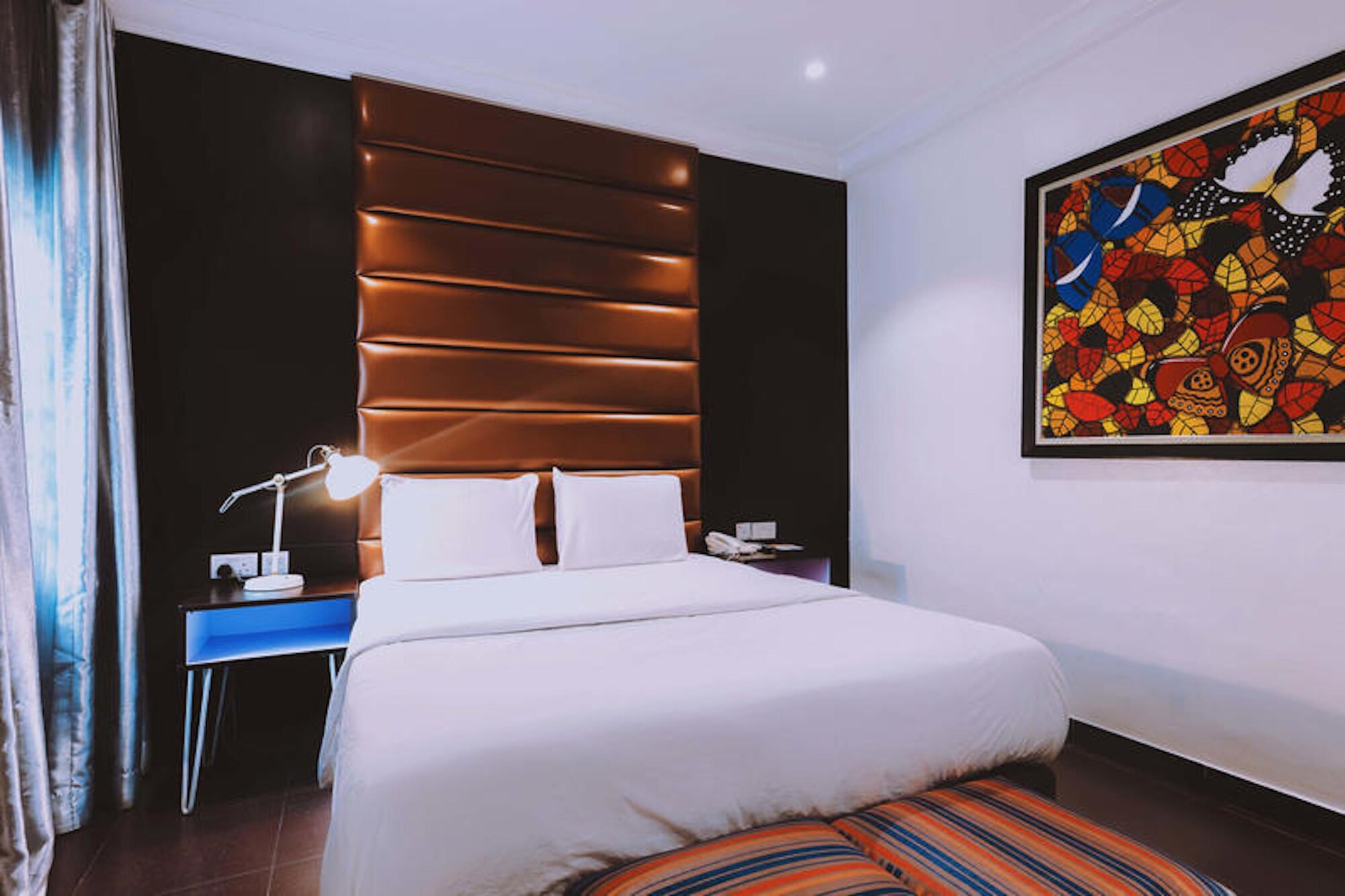 EXECUTIVE, KING BED