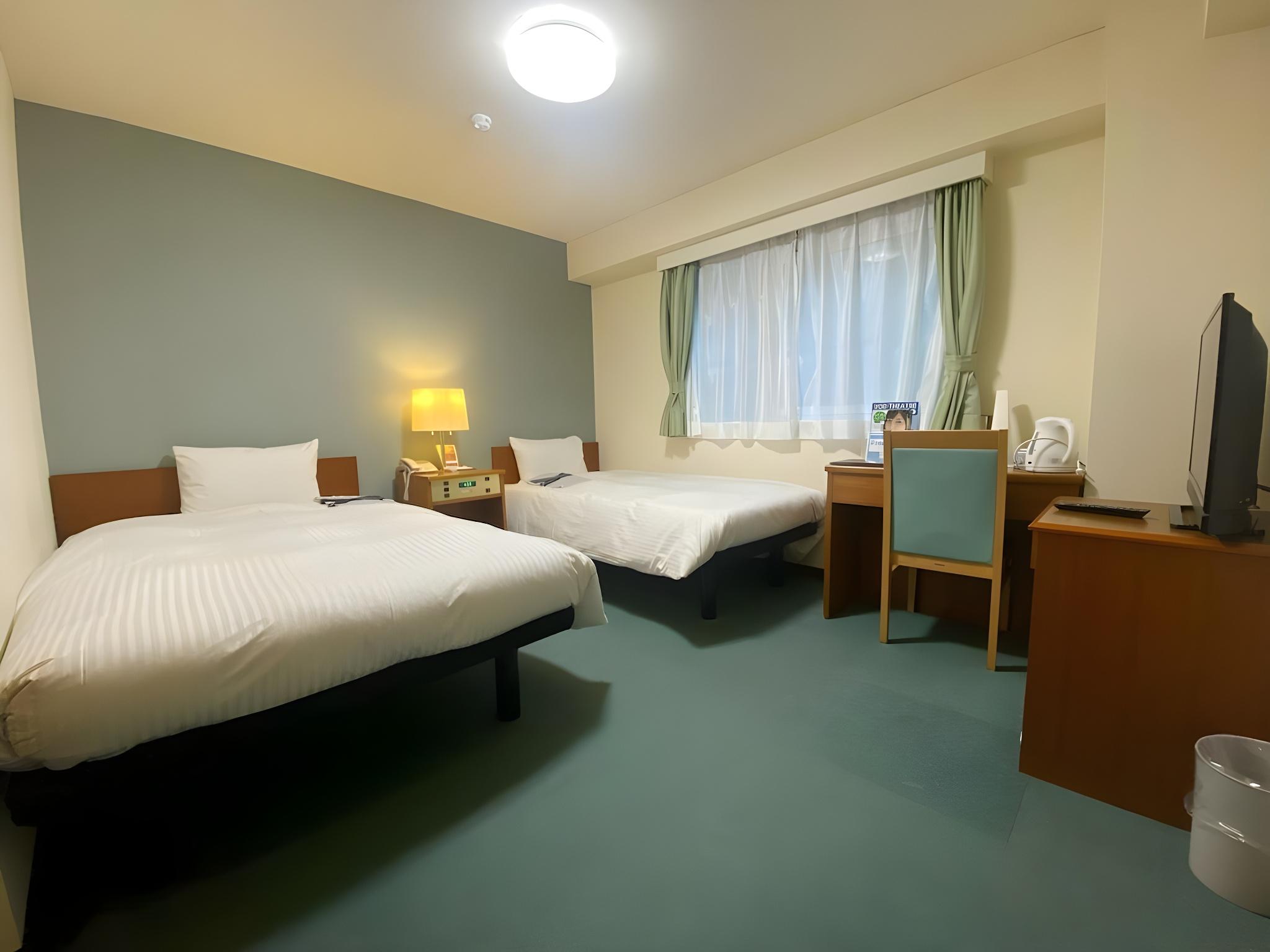 TWIN BEDS, SMOKING