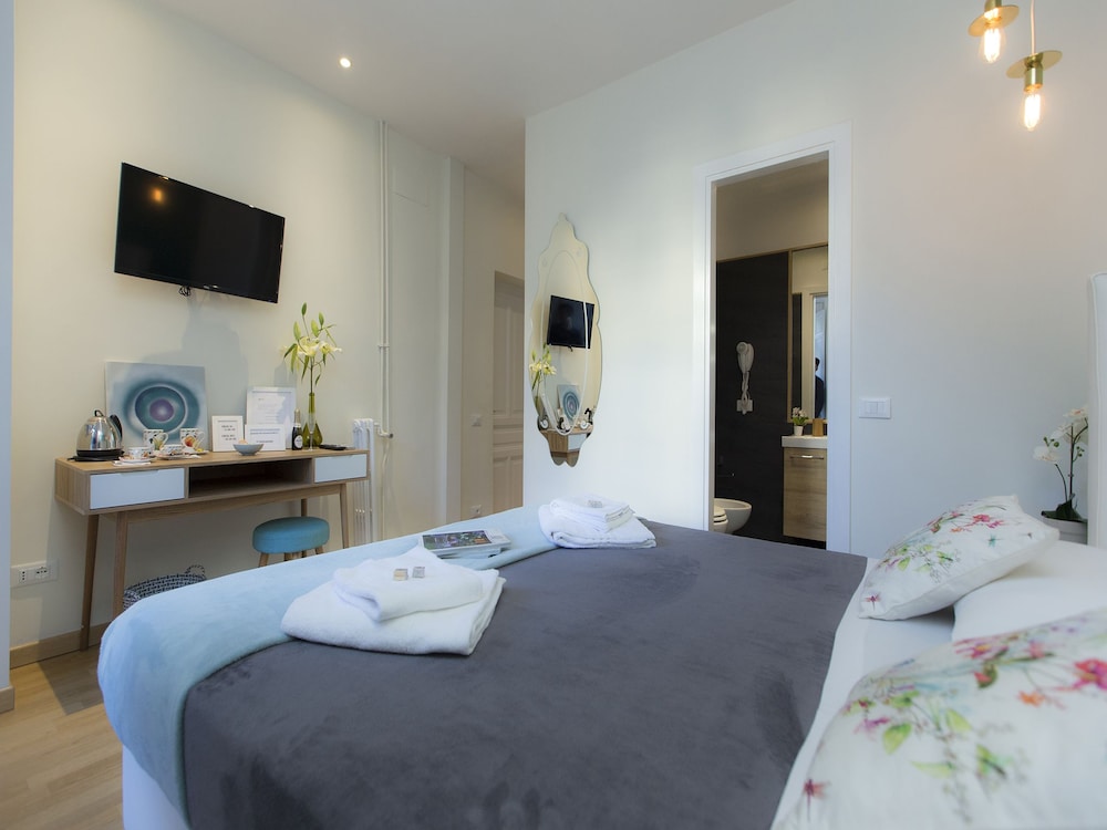 Al 7 Small Luxury Rooms 12/31