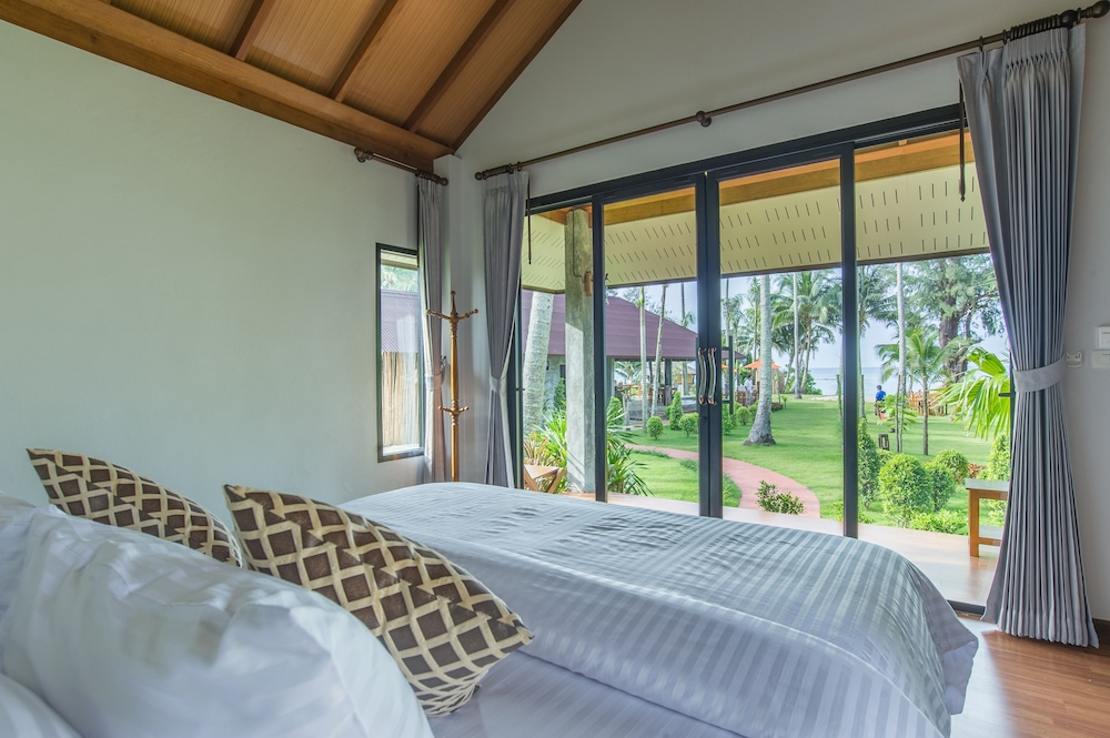 COTTAGE, PARTIAL SEA VIEW