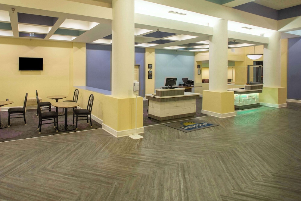 Days Inn By Wyndham Mobile I-65 17/25