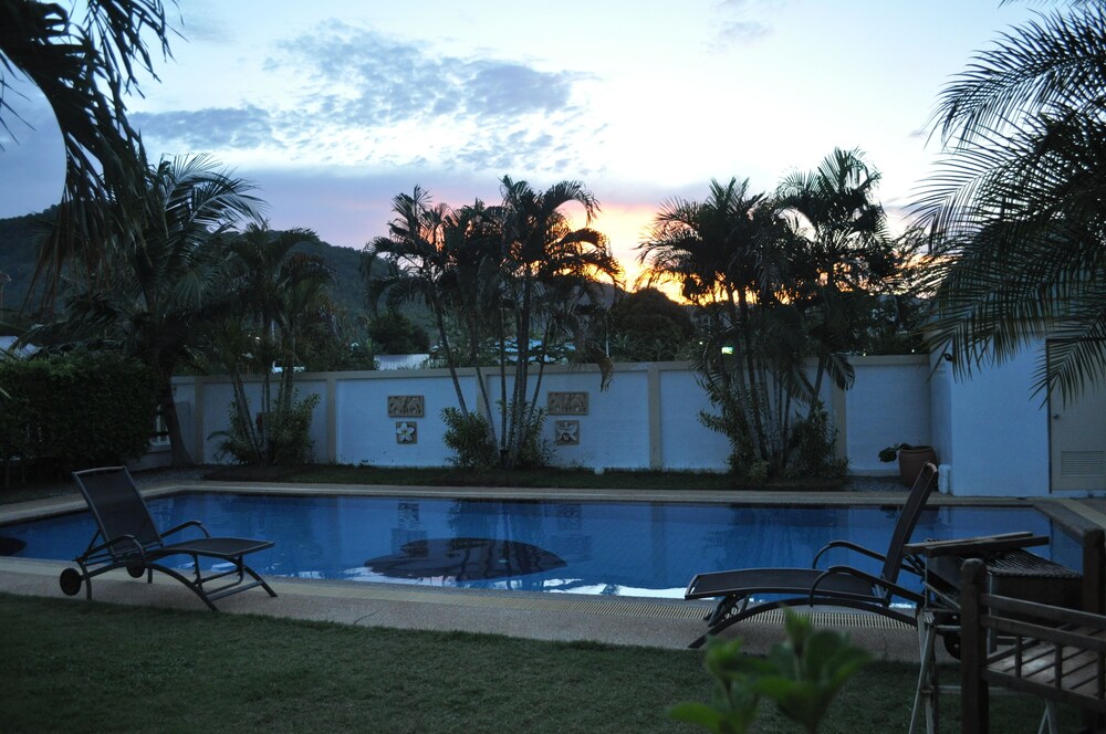 Tropical Hill by Melody Hua-Hin 33/49