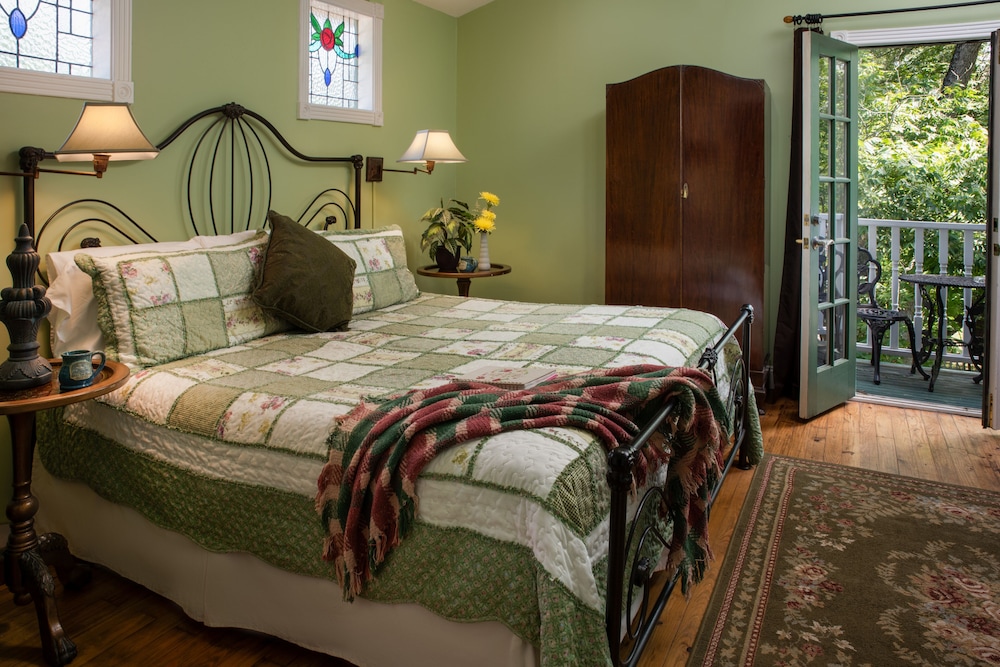 White Oak Manor Bed Breakfast 9/44