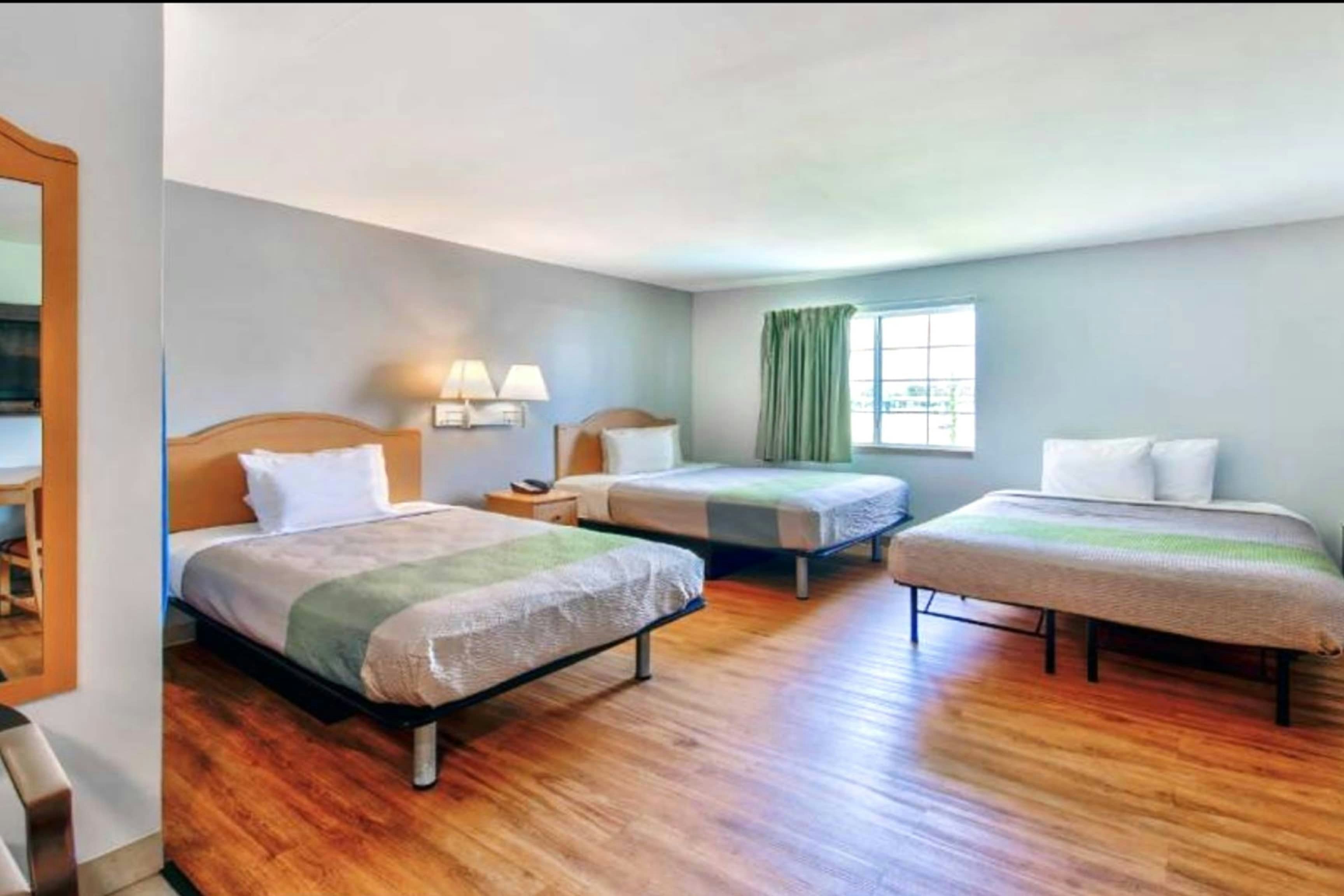 3 Full Beds with Kitchenette Non - Smoking