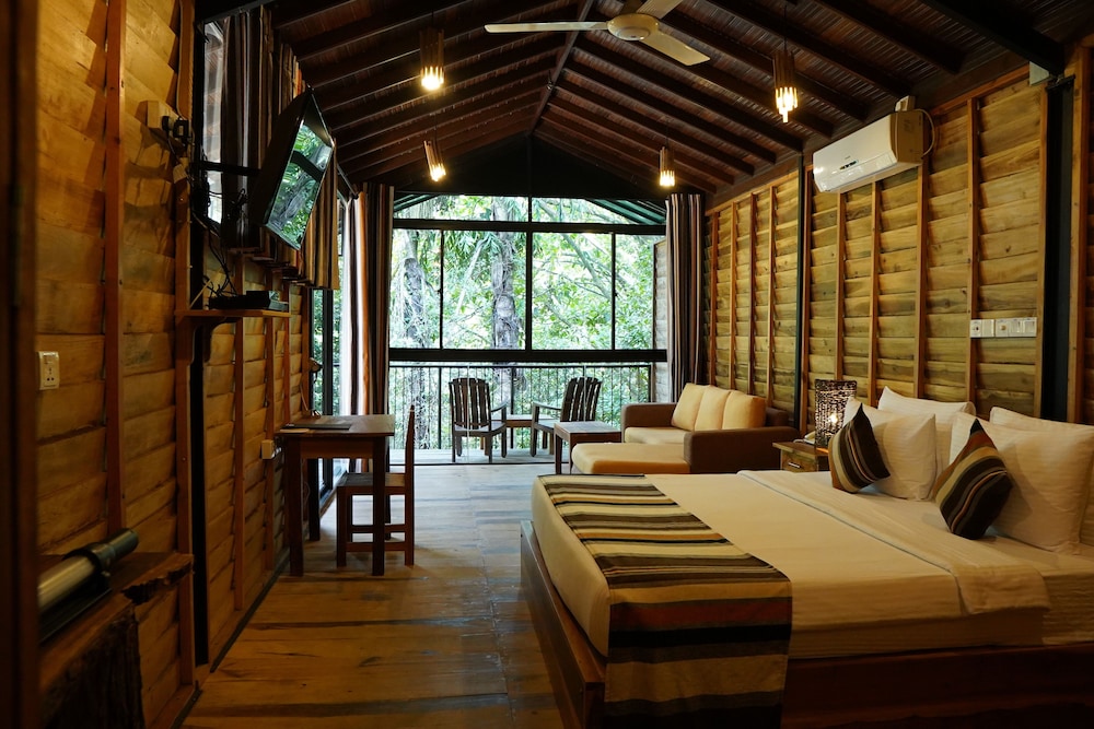 River, Chalet, King Bed, The Glenrock 2/7