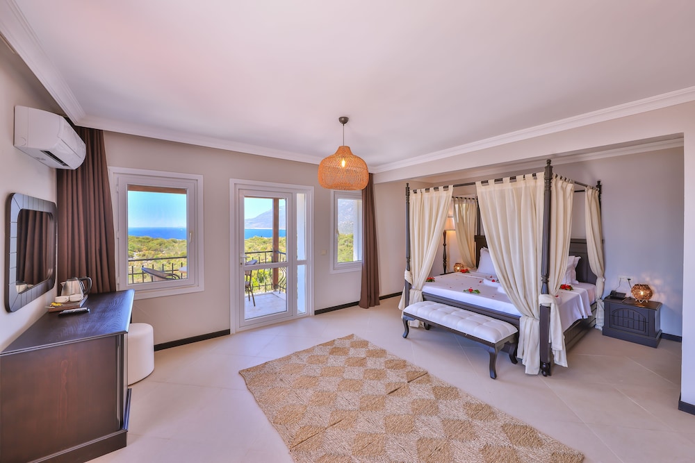 Hill House - Adults Only 10/50
