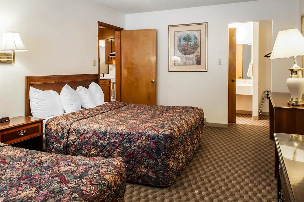 Econo Lodge Eagle Nest 13/25