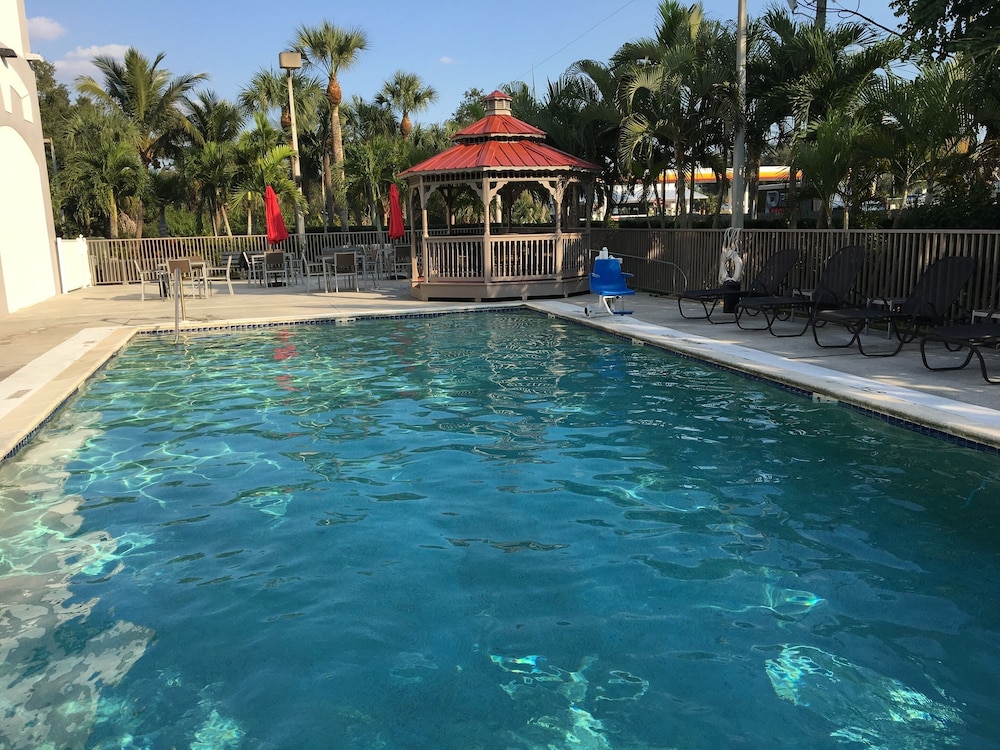 Days Inn & Suites By Wyndham Bonita Springs North Naples 25/28