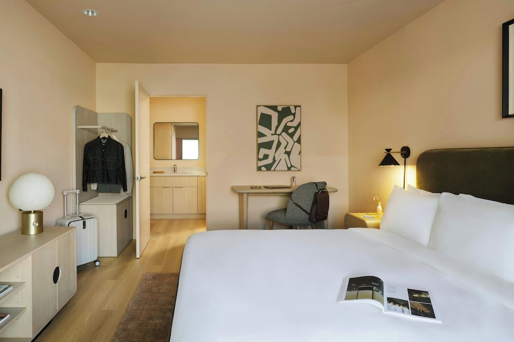 City Center Hotel Long Beach, Sonder by Marriott Bonvoy 11/53