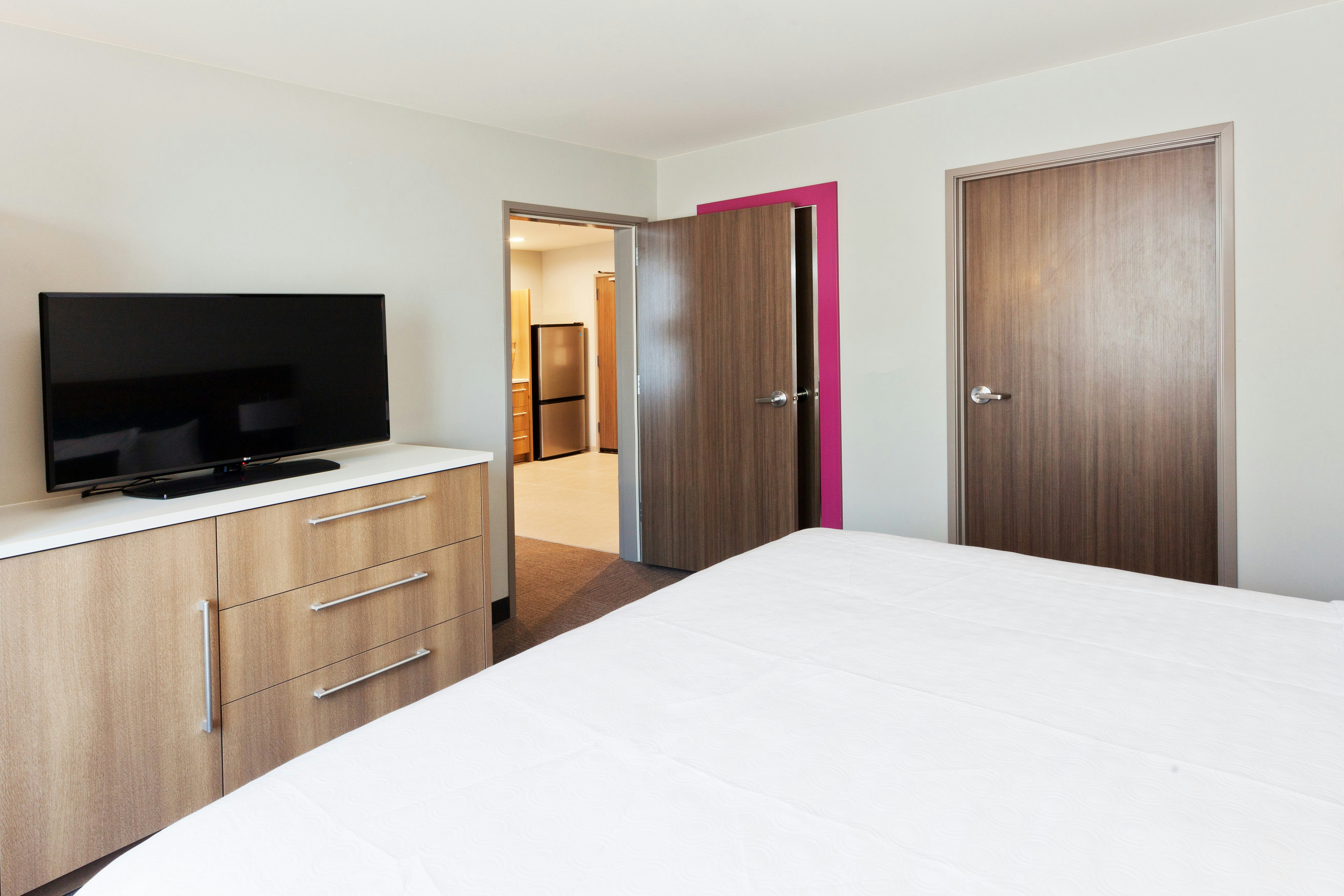 1 BEDROOM, SUITE, KING BED