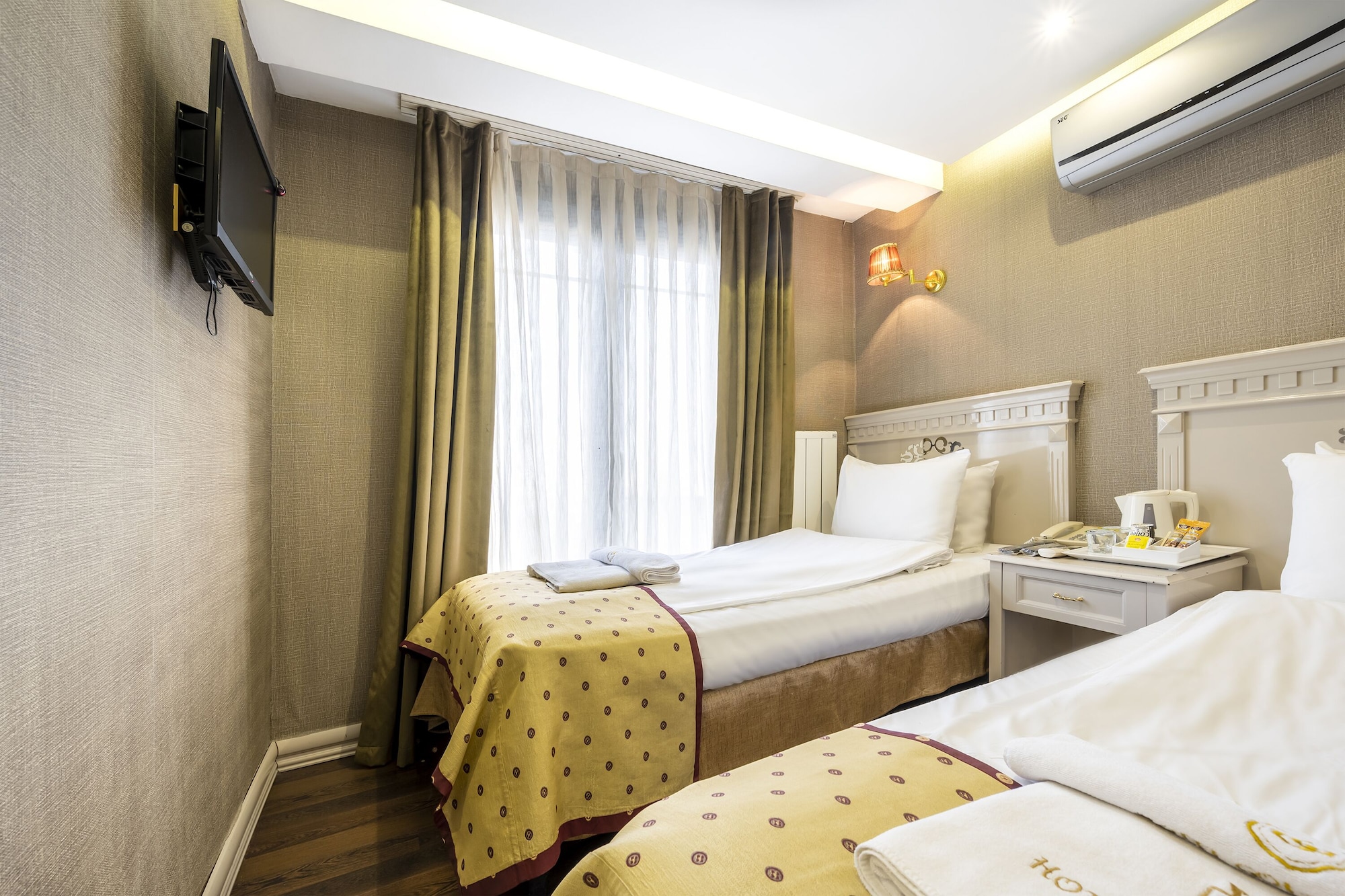 ROOM, TWIN BEDS