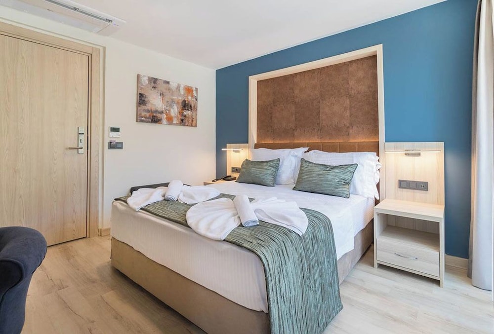 STANDARD, DOUBLE BED, MOUNTAIN VIEW