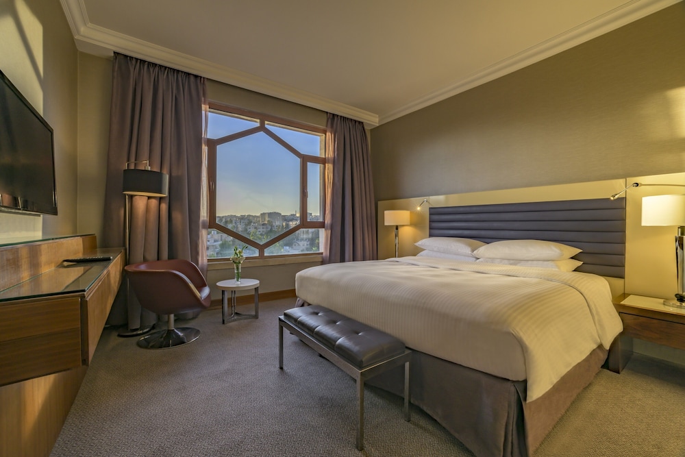 Grand Hyatt 23/76