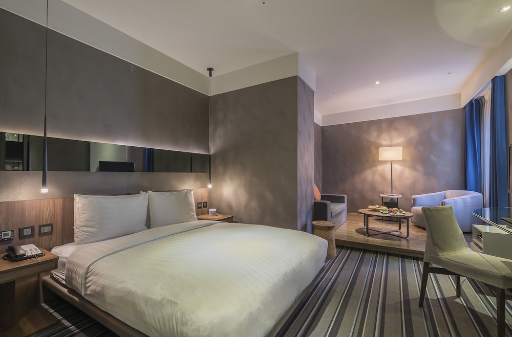 EXECUTIVE, SUITE, DOUBLE BED, SOFA