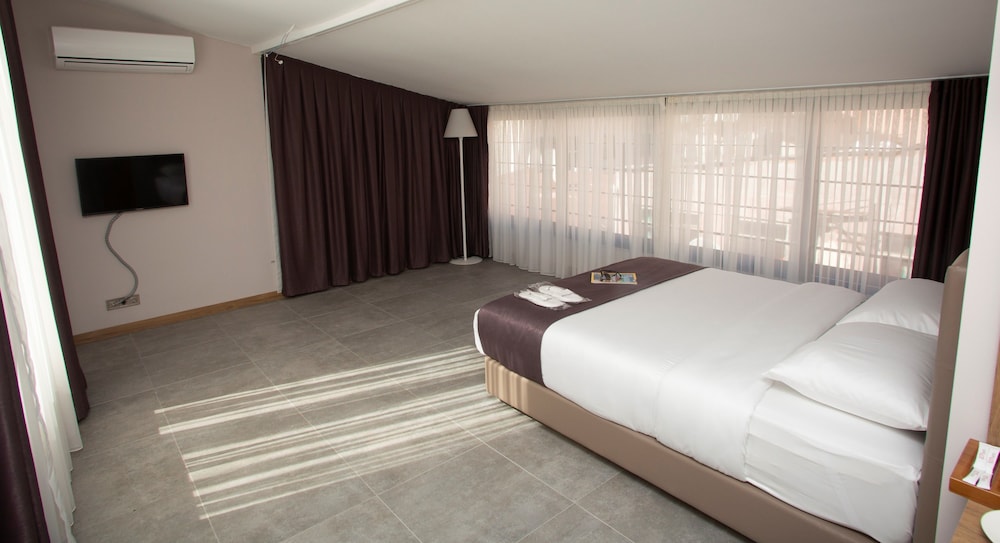 Jurnal Hotel 11/32