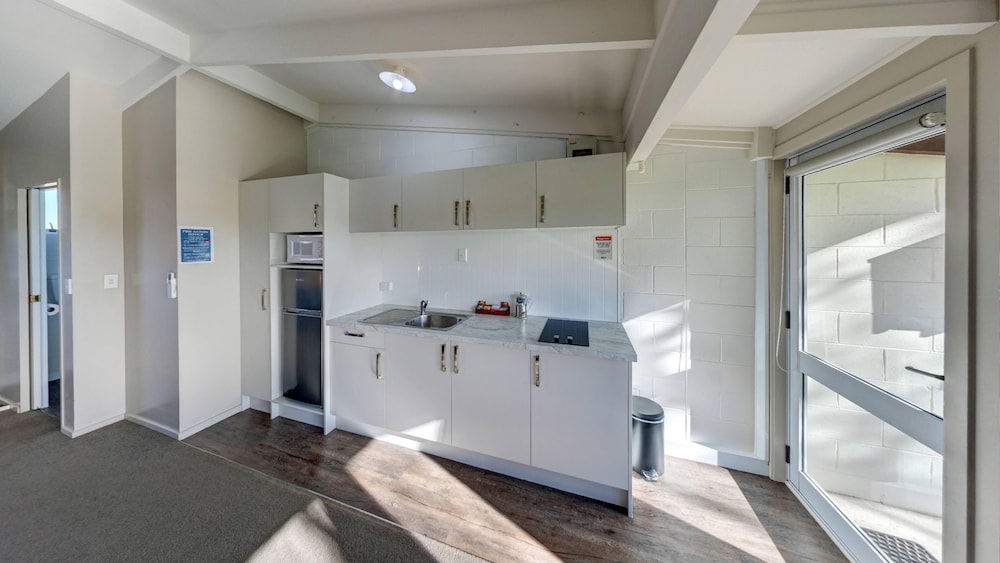 Studio, 1 Queen and 1 Single Bed, Sofa, Tahuna Beach Kiwi Holiday Park & Motel 6/6