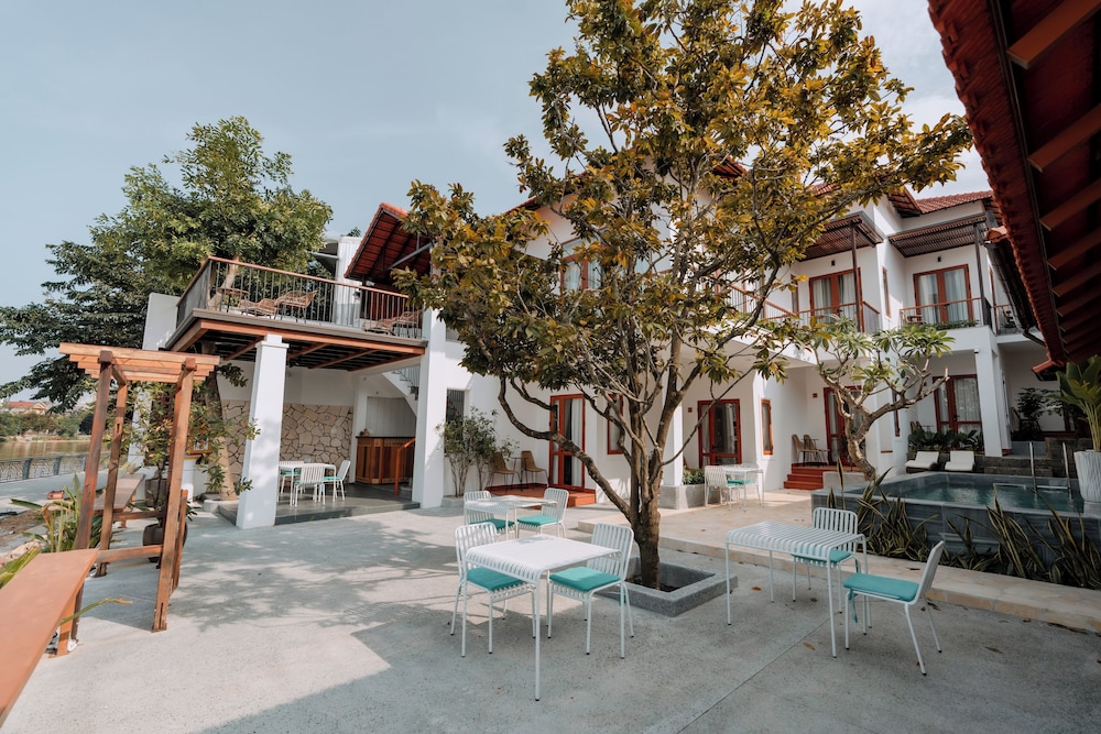 Hue Riverside Villa 35/50