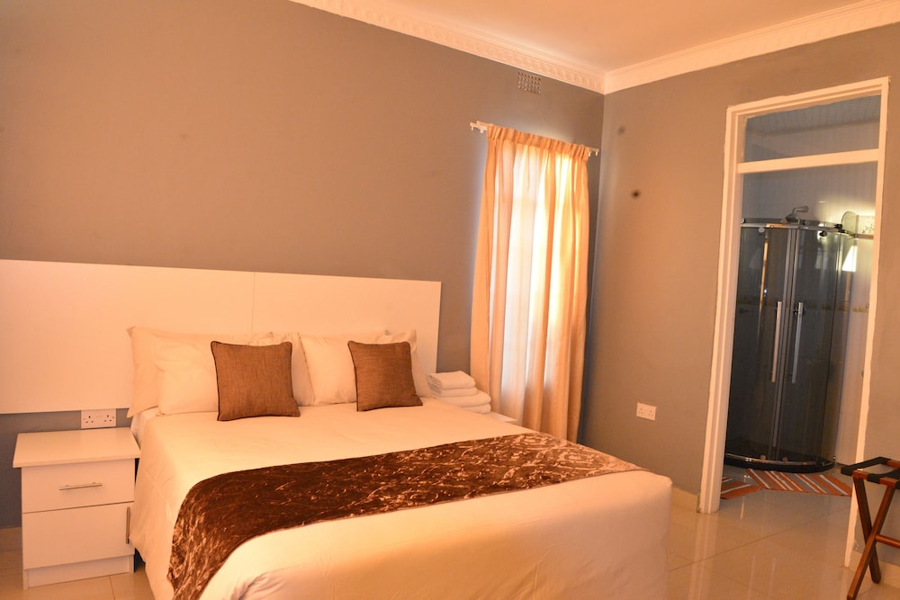 3 BEDROOMS, APARTMENT, 2 DOUBLE AND TWIN BEDS, KITCHEN