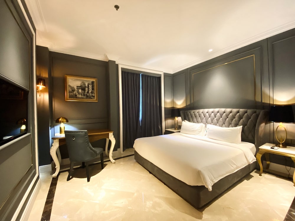 EXECUTIVE, SUITE
