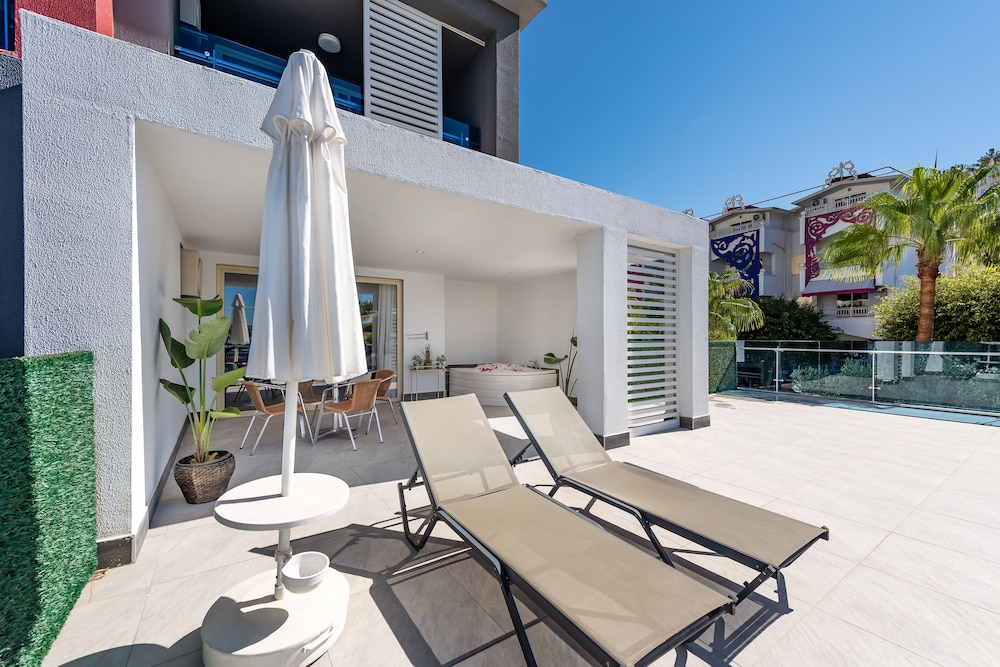 White City Beach - Adults Only +16 10/45