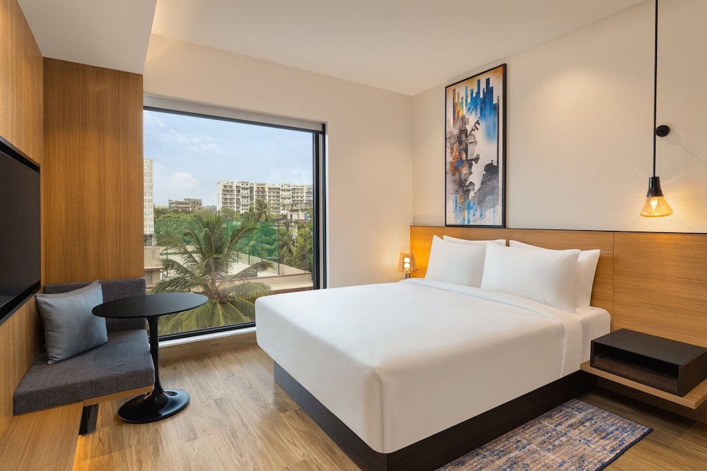 STANDARD, QUEEN BED, CITY VIEW
