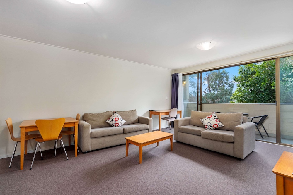 Knox International Hotel and Apartments 16/24