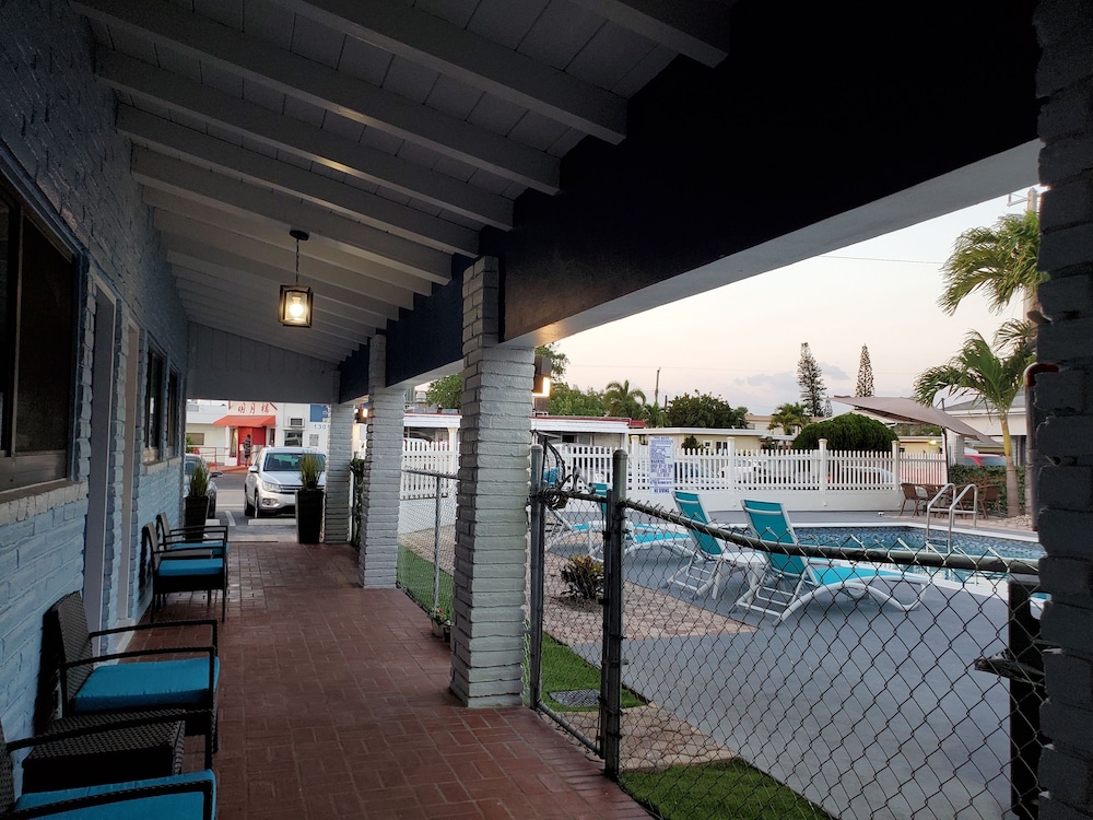 Hollywood Gardens Inn and Suites 14/16