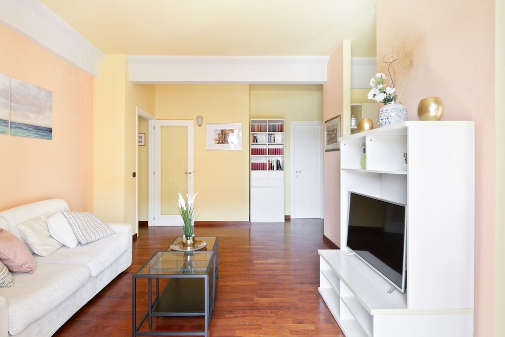 Gavinana Apartment 9/21