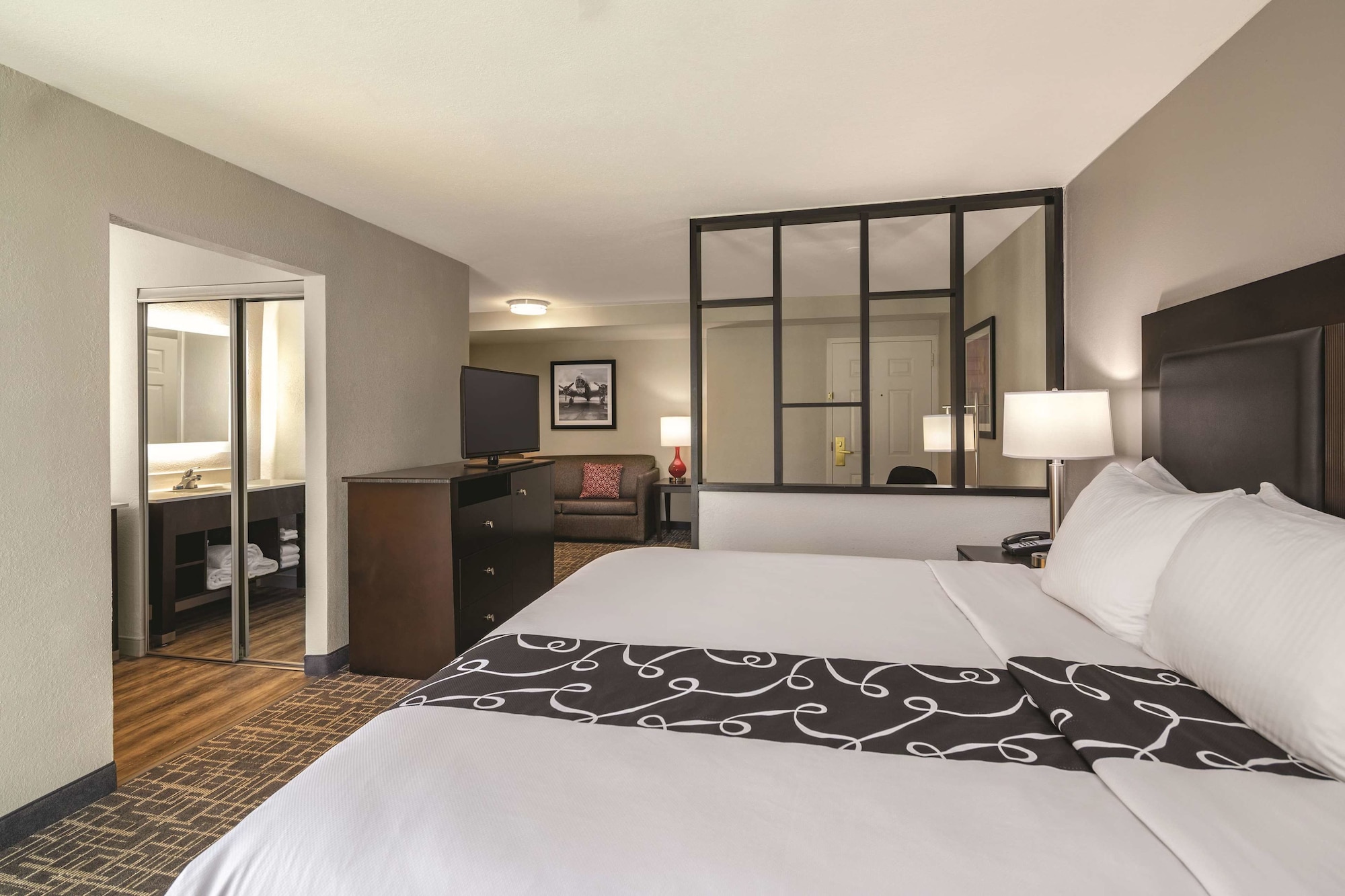 EXECUTIVE, KING BED