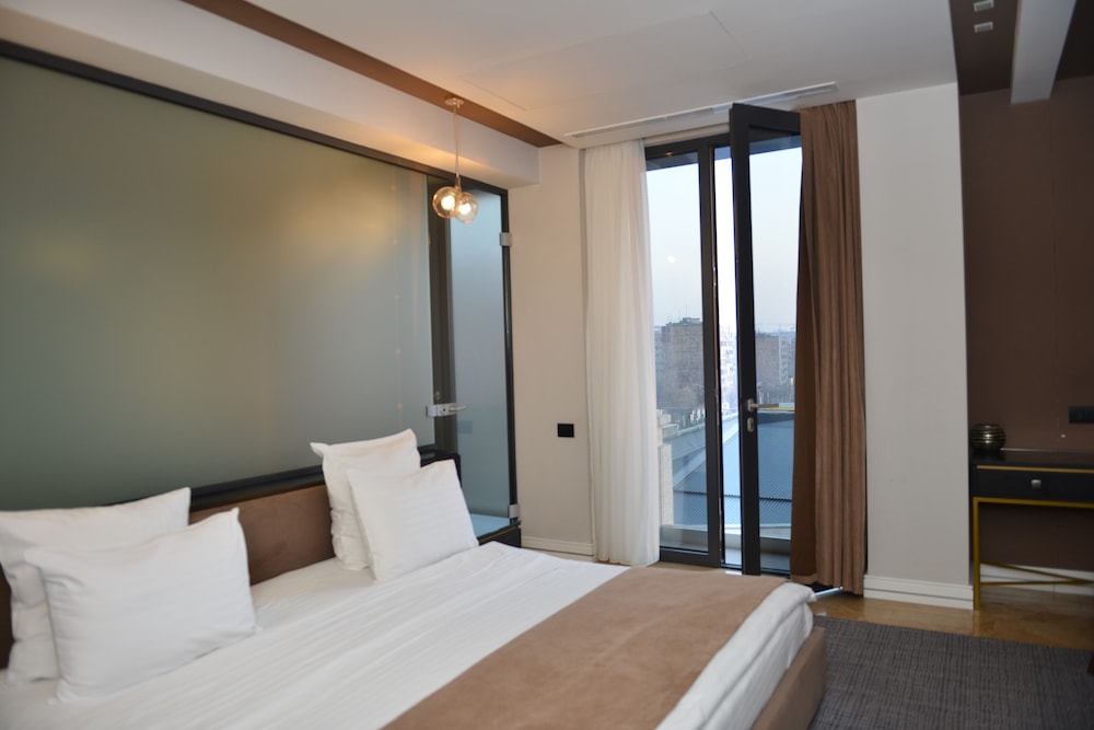 Aghababyan S Hotel 21/77