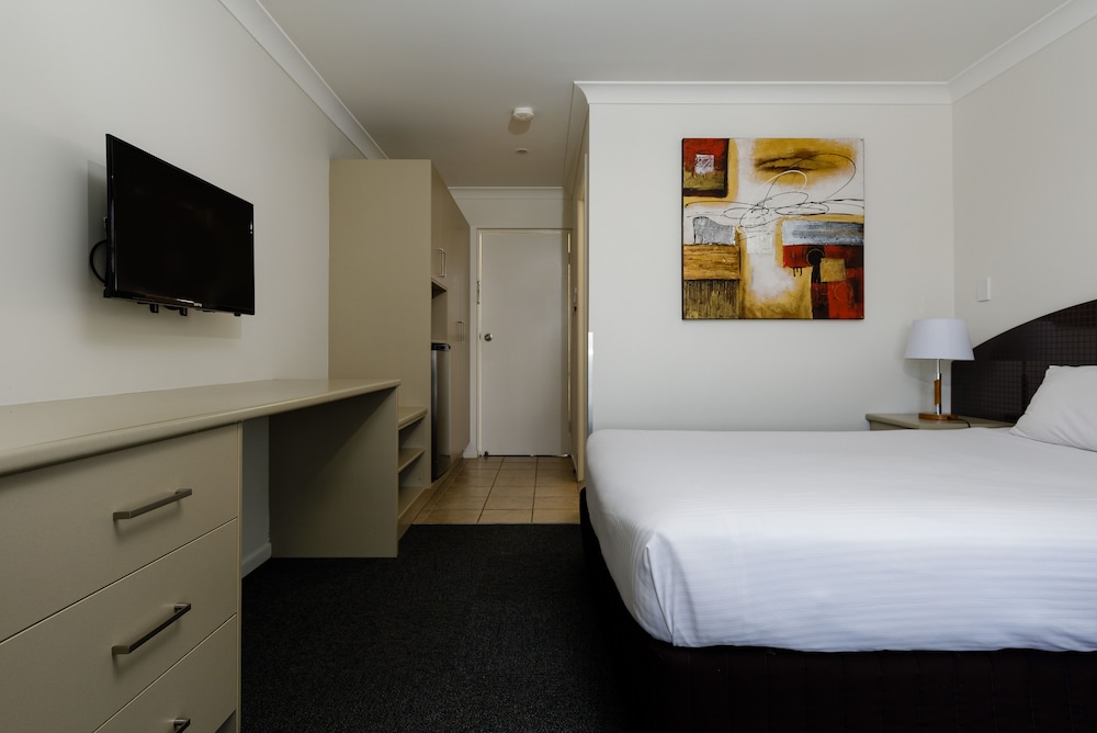 MOTEL, QUEEN BED