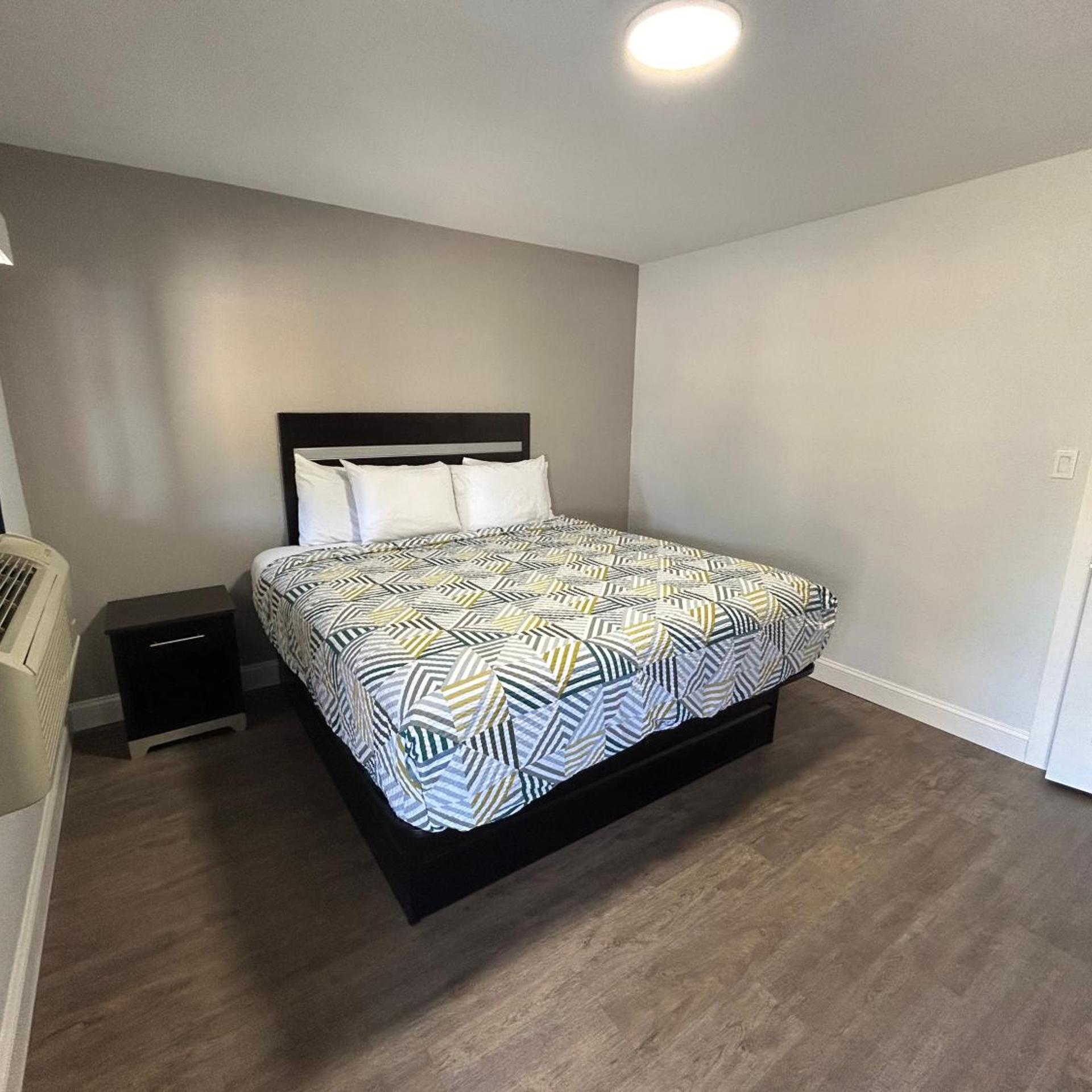 1 King Bed - Non-Smoking, Micfridge, Motel6 Ponca City, OK 3/10