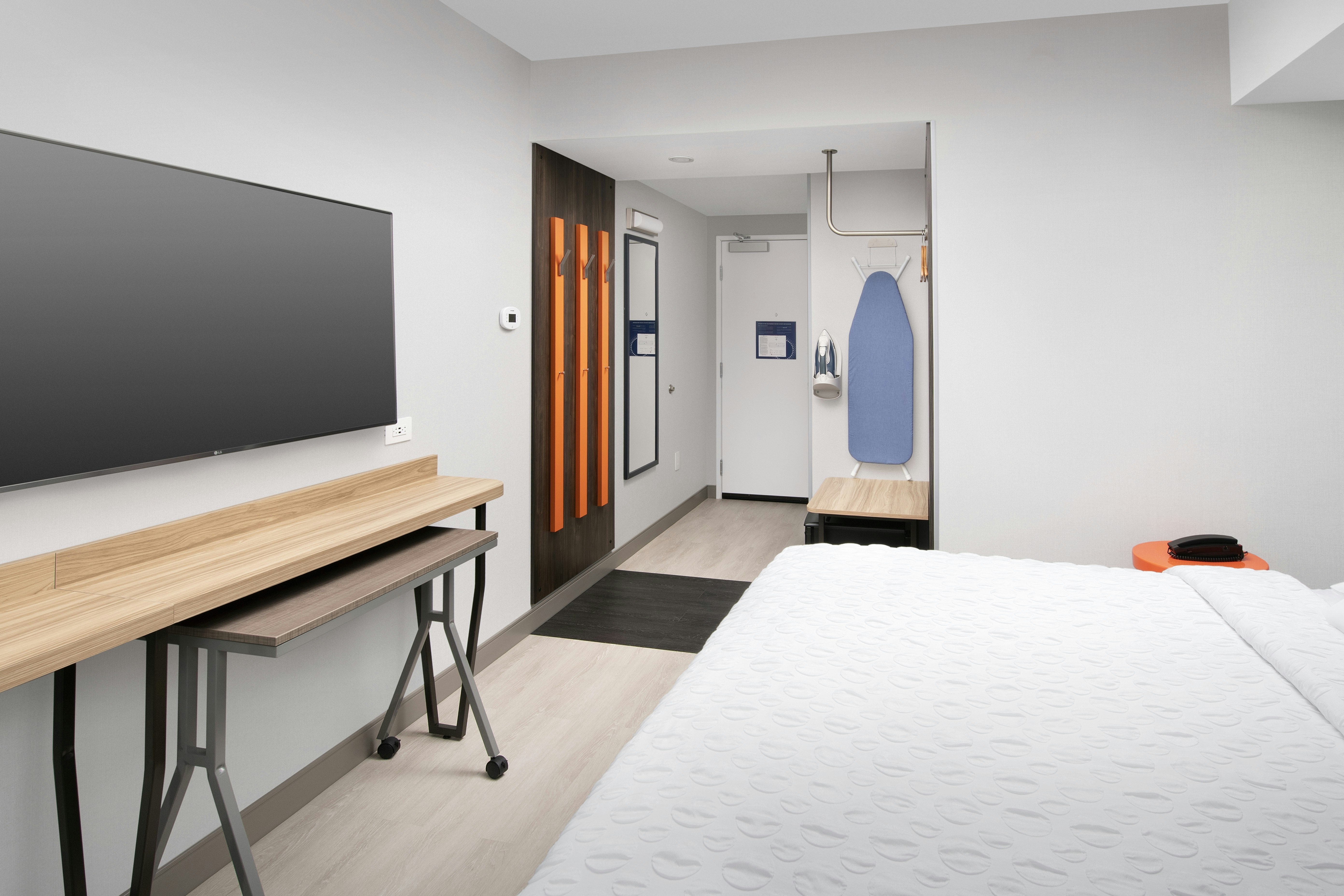 ROOM, KING BED