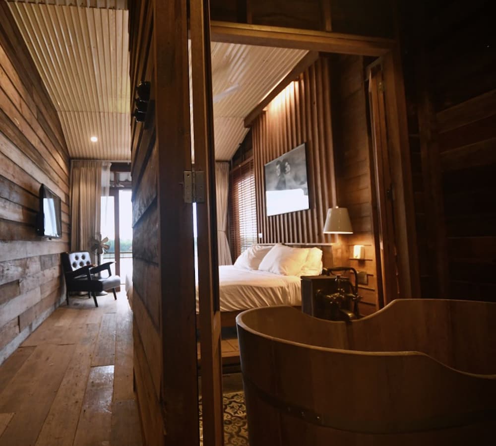 Suneta Hostel Chiangkhan 12/18