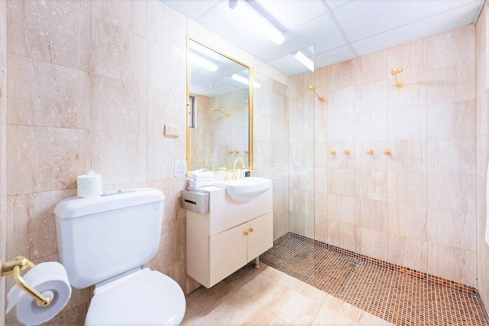 Eltham Gateway Hotel and Conference Centre 35/37
