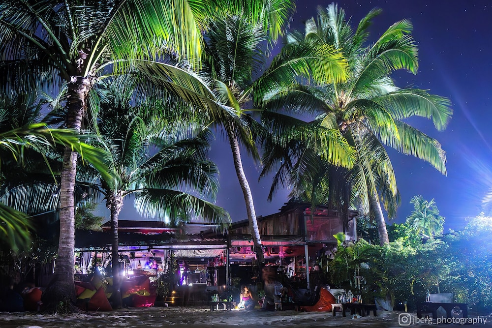 Echo Beach Backpackers 2/50