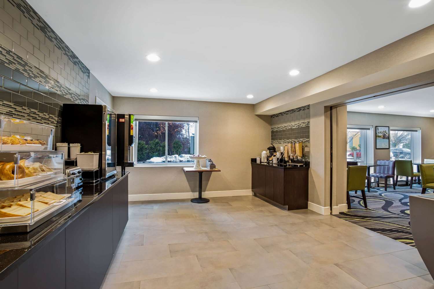 La Quinta Inn & Suites by Wyndham Hartford - Bradley Airport 10/47
