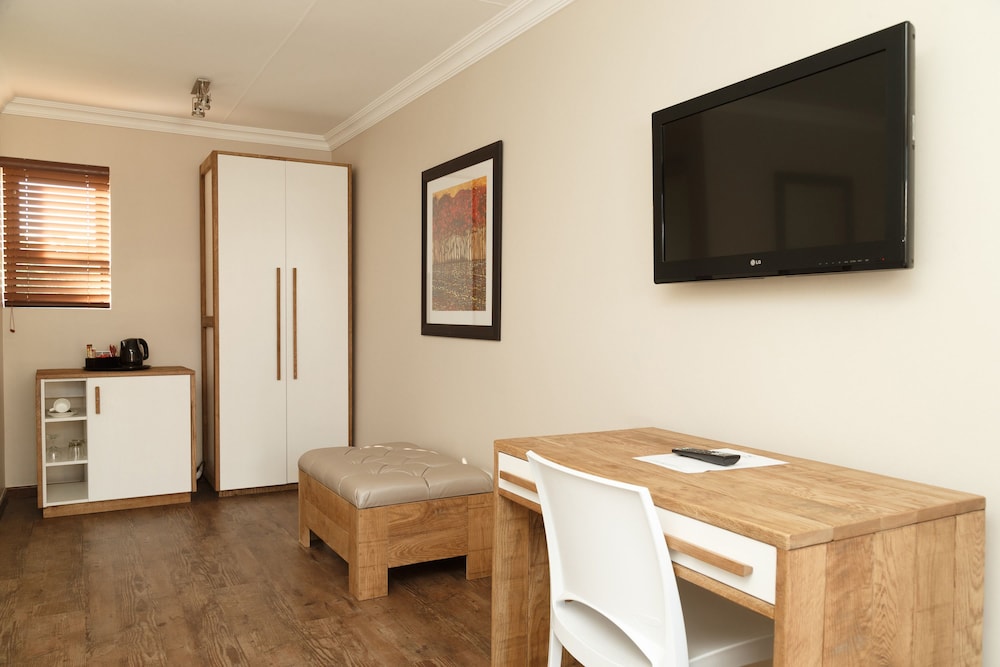 Loerie Guest Lodge 16/25