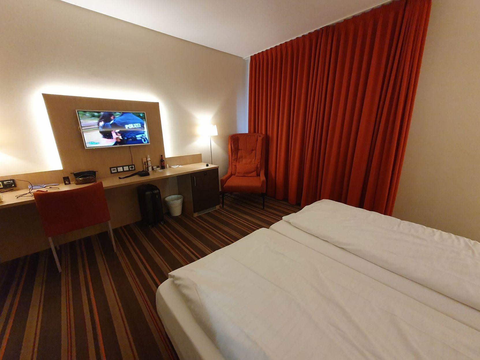 Standard, Queen Bed