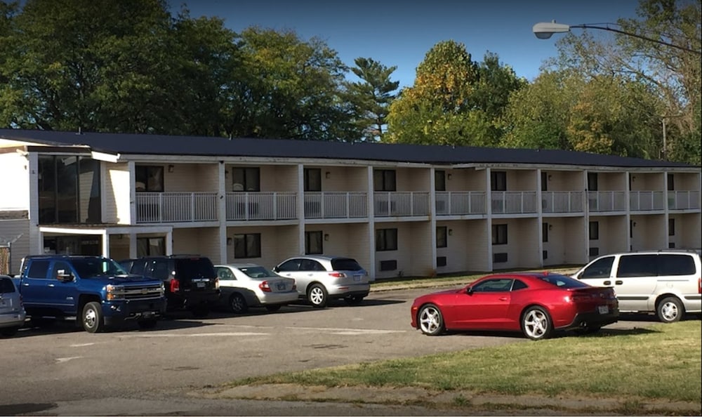Economy Inn North Randall 39/49