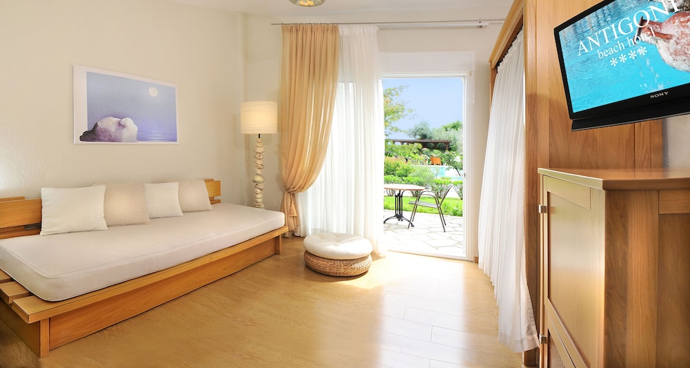 ANTIGONI BEACH HOTEL 62/85