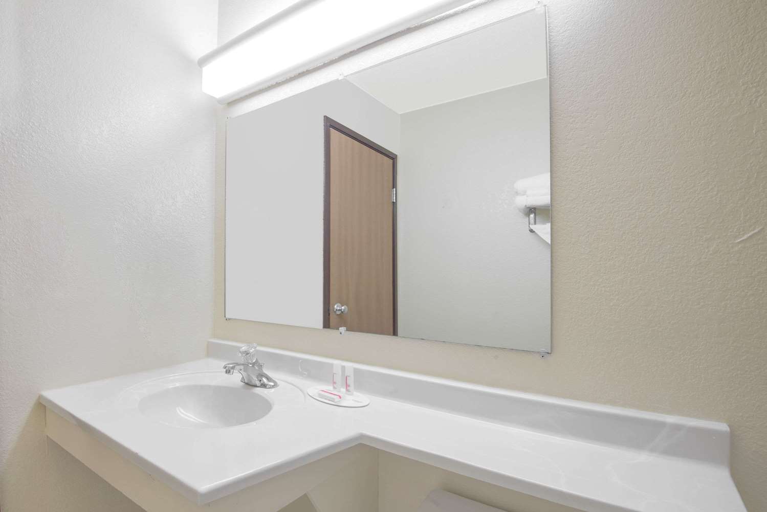 Super 8 By Wyndham Altoona 14/15