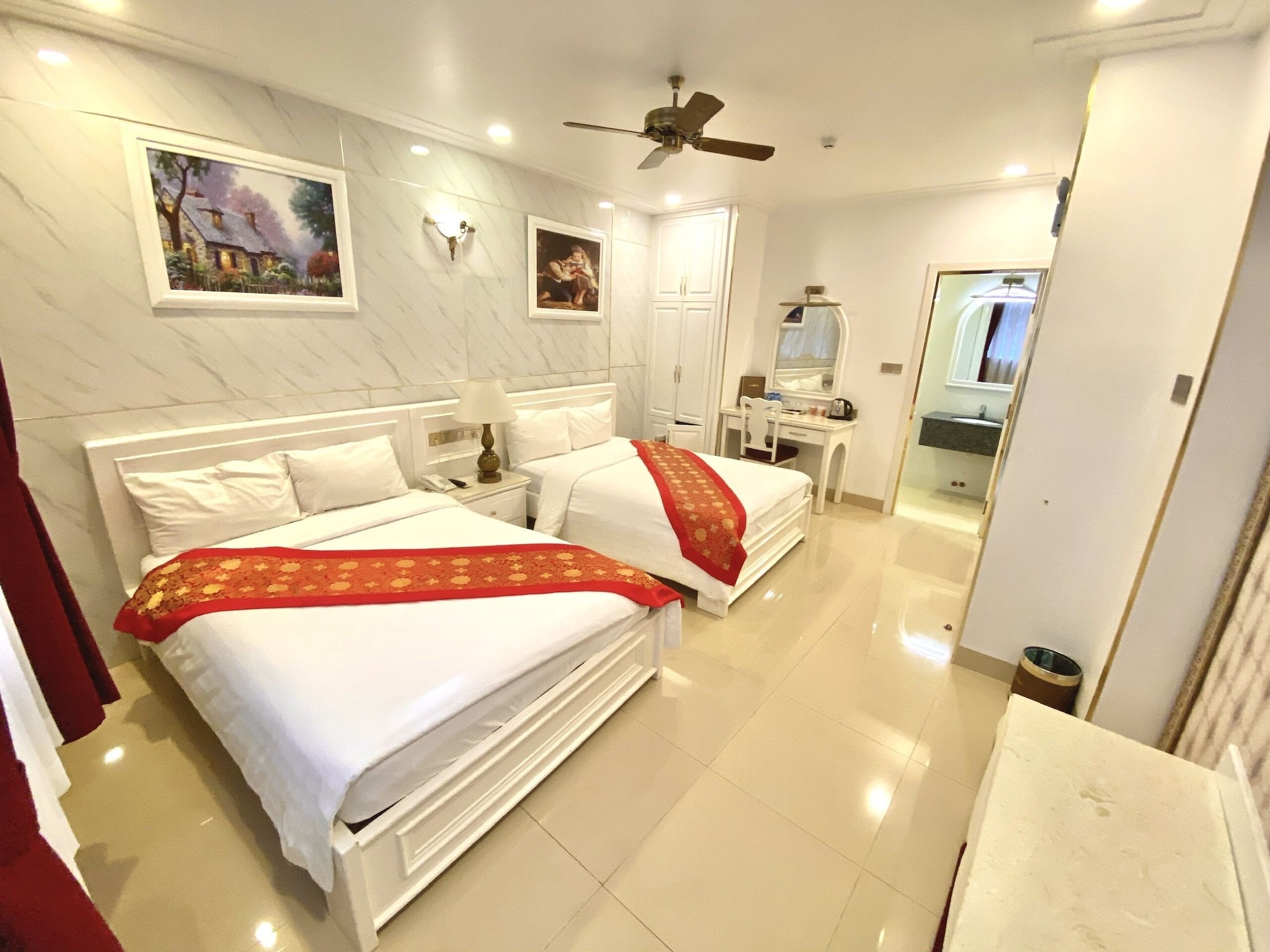 EXECUTIVE, TWIN BEDS