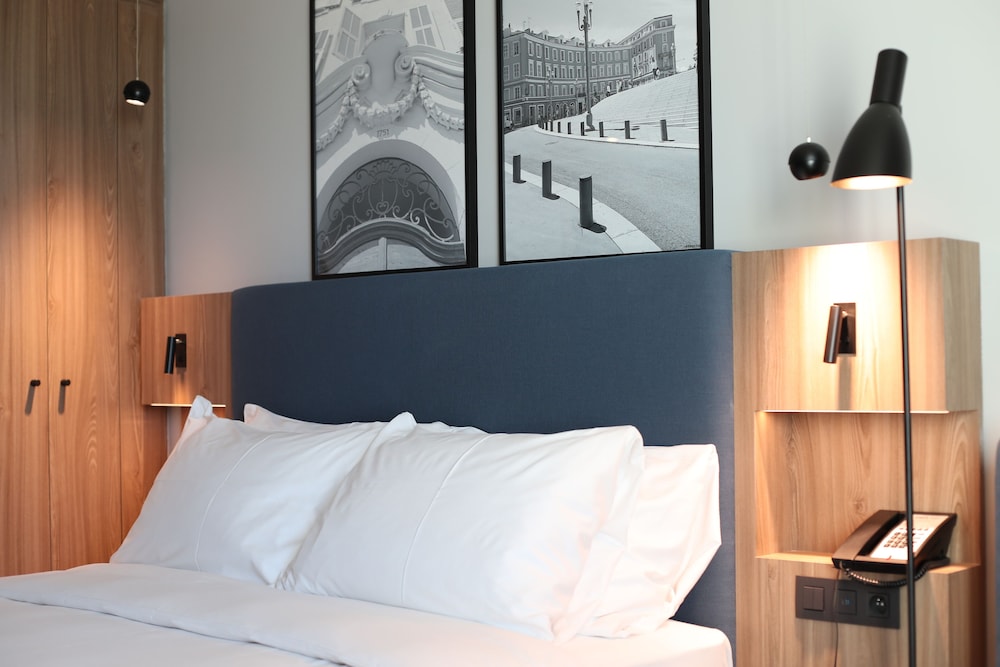 radisson hotel nice airport 20/82