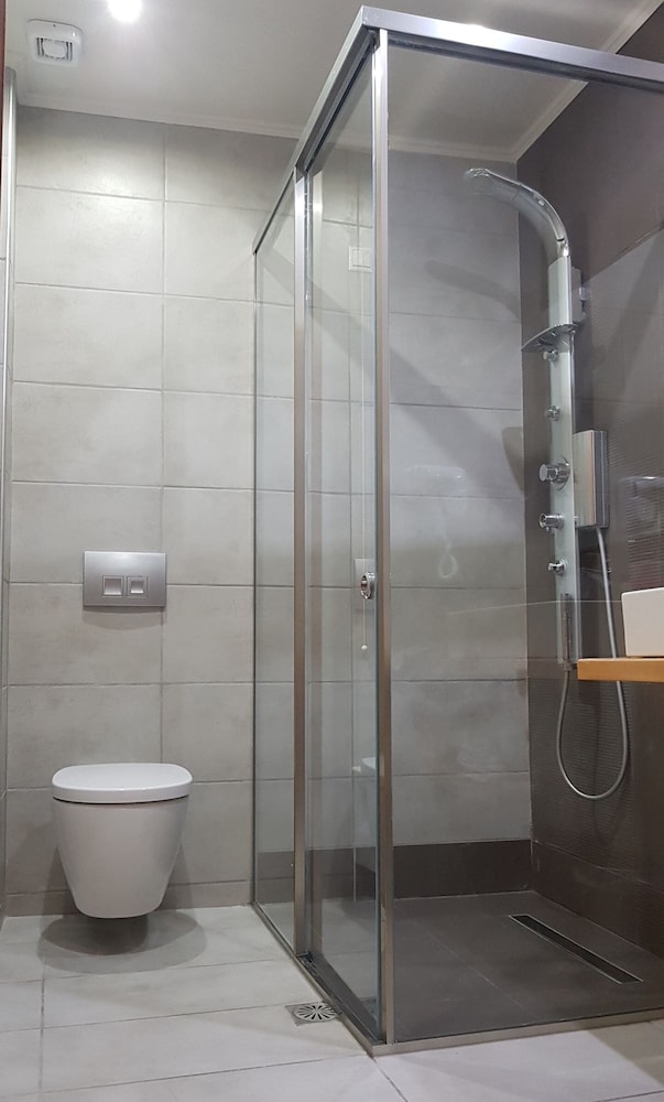 غرفة ثلاثية بسرير مزدوج مع أريكة، Grand Theoni Hotel Suites And Spa 2/6
